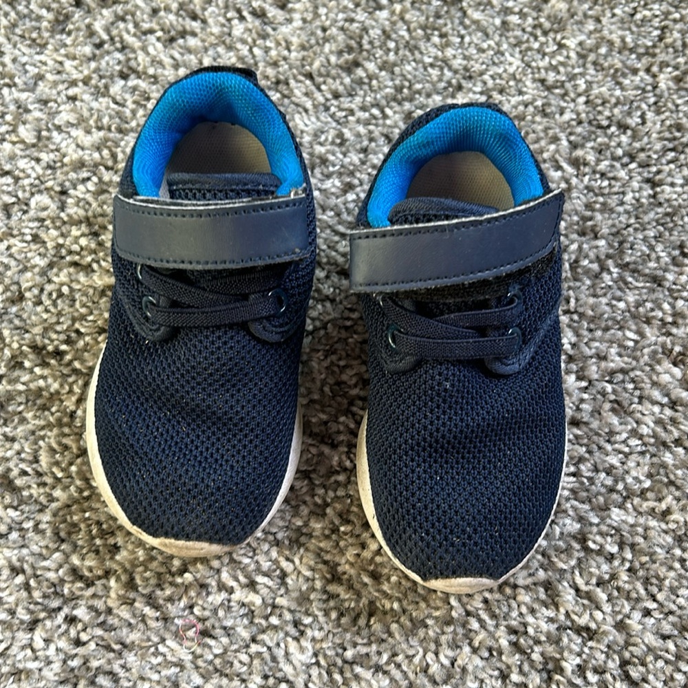 Toddler tennis shoe blue and white size 7 from Amazon brand TOEDNNQI